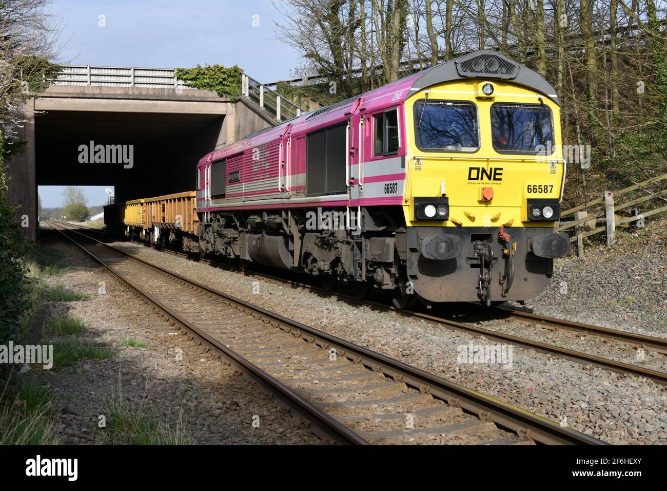 Ocean Network Express, pink, mit der Nummer 66587 66 „As one, We can“, arbeitet am 31. März 2021 in einem kurzen Güterzug zwischen Toton und Crewe Stockfoto