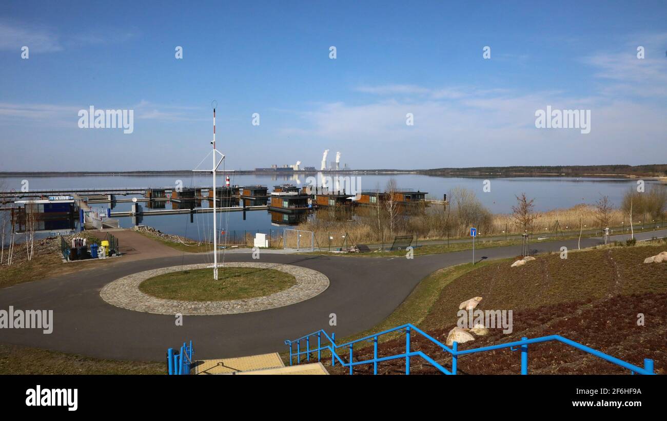 Bärwalder See, Hafen mit der Anlage für Hausboote und schwimmende Ferienhäuser,im Hintergrund das LEAG Kraftwerk Boxberg am 31.3.2021 Stockfoto