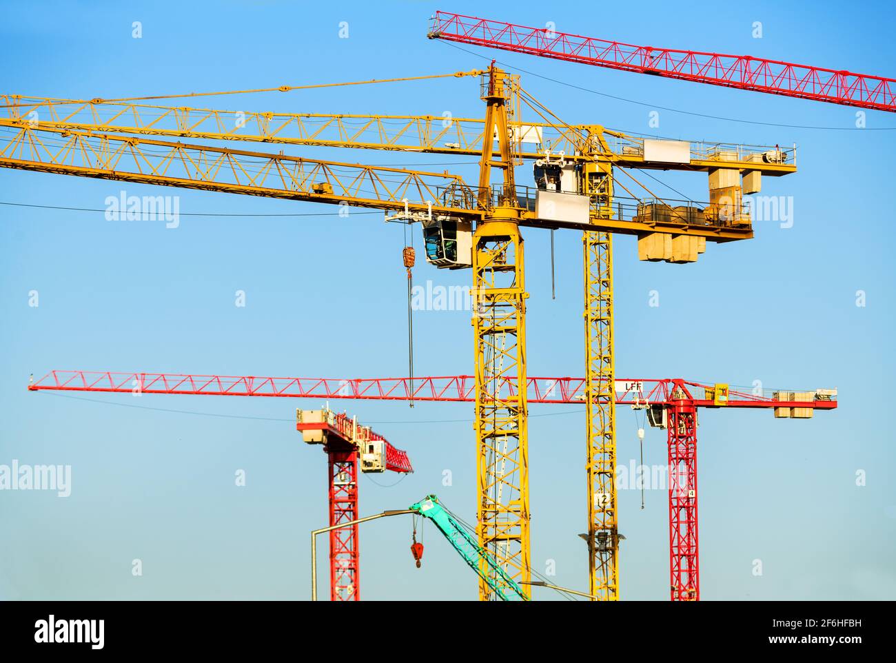 Krane auf der großen Baustelle wird ein neuer Stadtteil gebaut. Großes Bauprojekt. Investitionsimmobilien Stockfoto