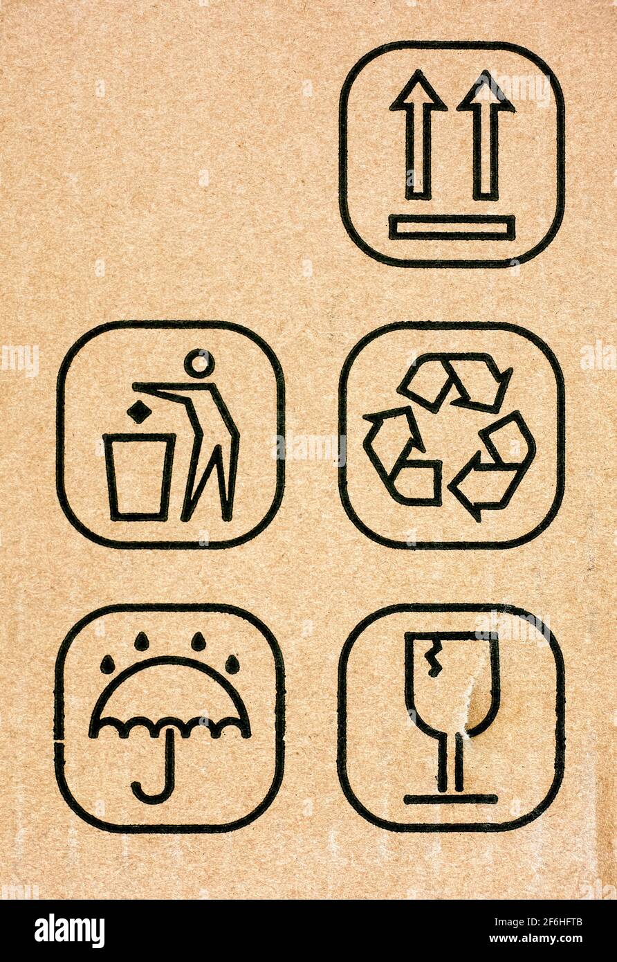 Fünf Symbol auf Karton - dieser Weg nach oben, nicht zu Littern, Recycling, trocken zu halten und zerbrechlich. Nahaufnahme. Stockfoto