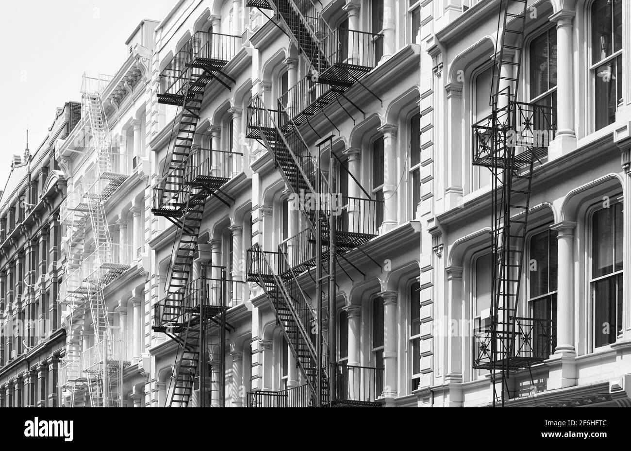 Reihe eines alten Gebäudes mit eisernen Feuerausgängen, Schwarz-Weiß-Bild der New Yorker Stadtlandschaft, USA. Stockfoto