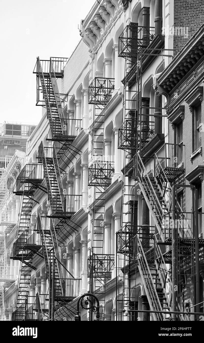Reihe eines alten Gebäudes mit eisernen Feuerausgängen, Schwarz-Weiß-Bild der New Yorker Stadtlandschaft, USA. Stockfoto