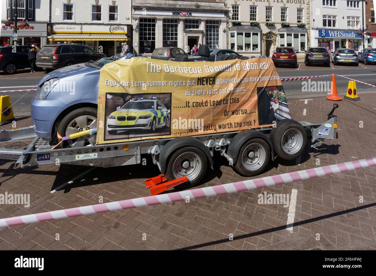 Zerstörtes Auto mit einem Plakat, um die Gefahren des Alkoholfahrens zu bewerben, High Street, Northallerton, Yorkshire, Großbritannien Stockfoto