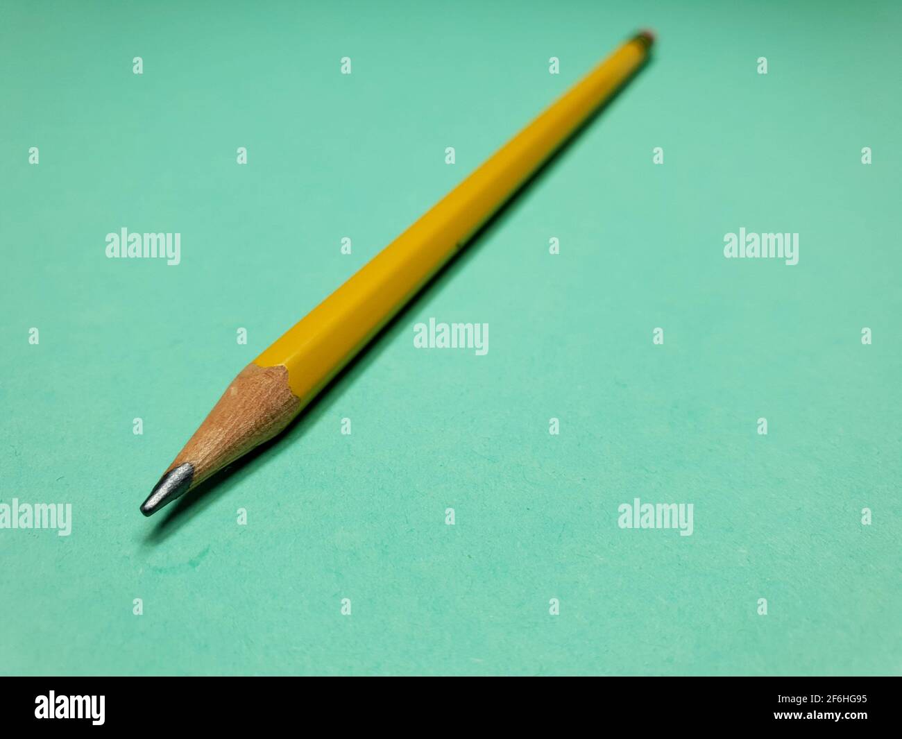 Schreibwarenstift auf grünem Hintergrund Stockfoto