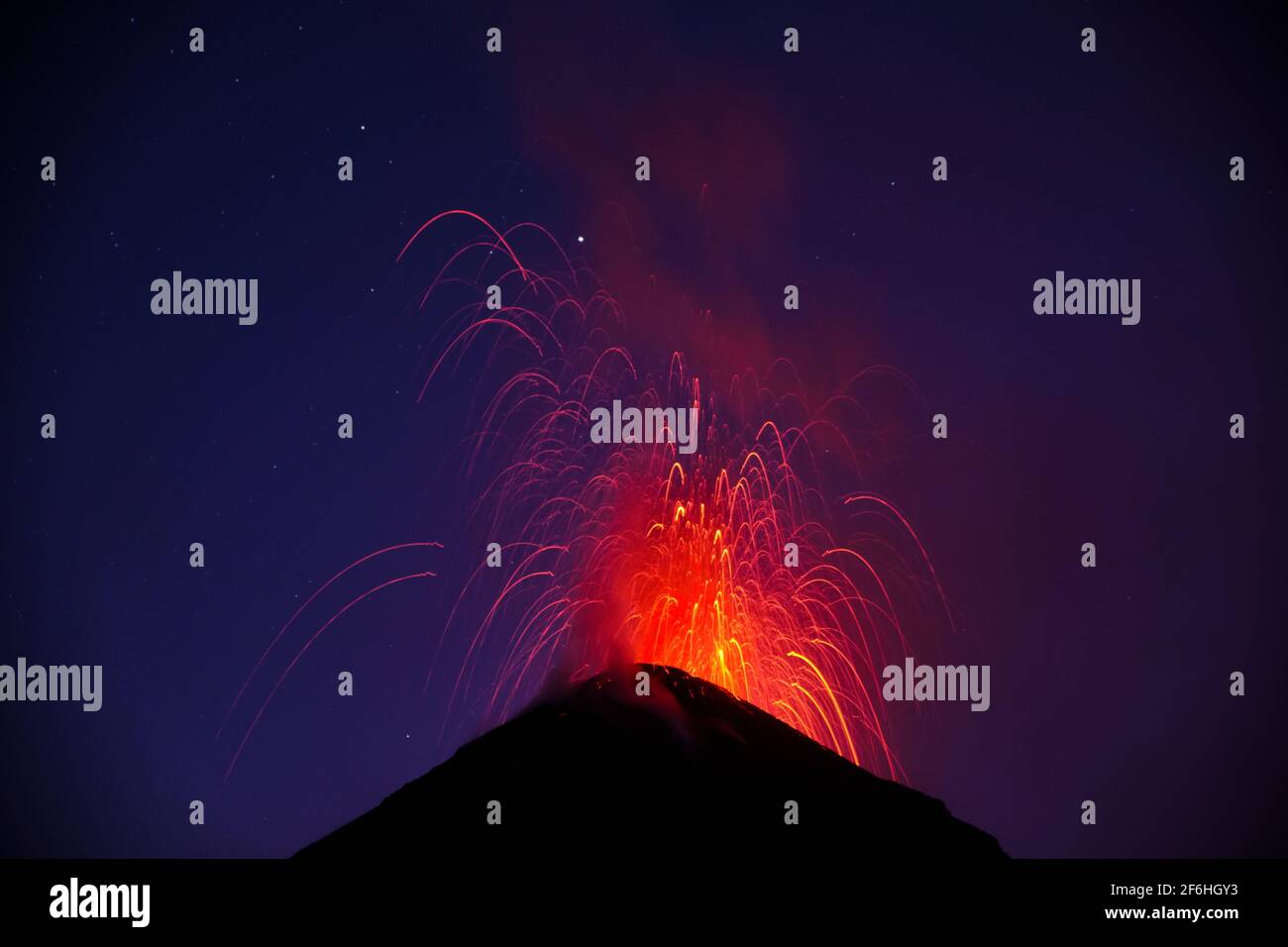 Gipfel des volcan del fuego mit Lava, die herauskommt Stockfoto