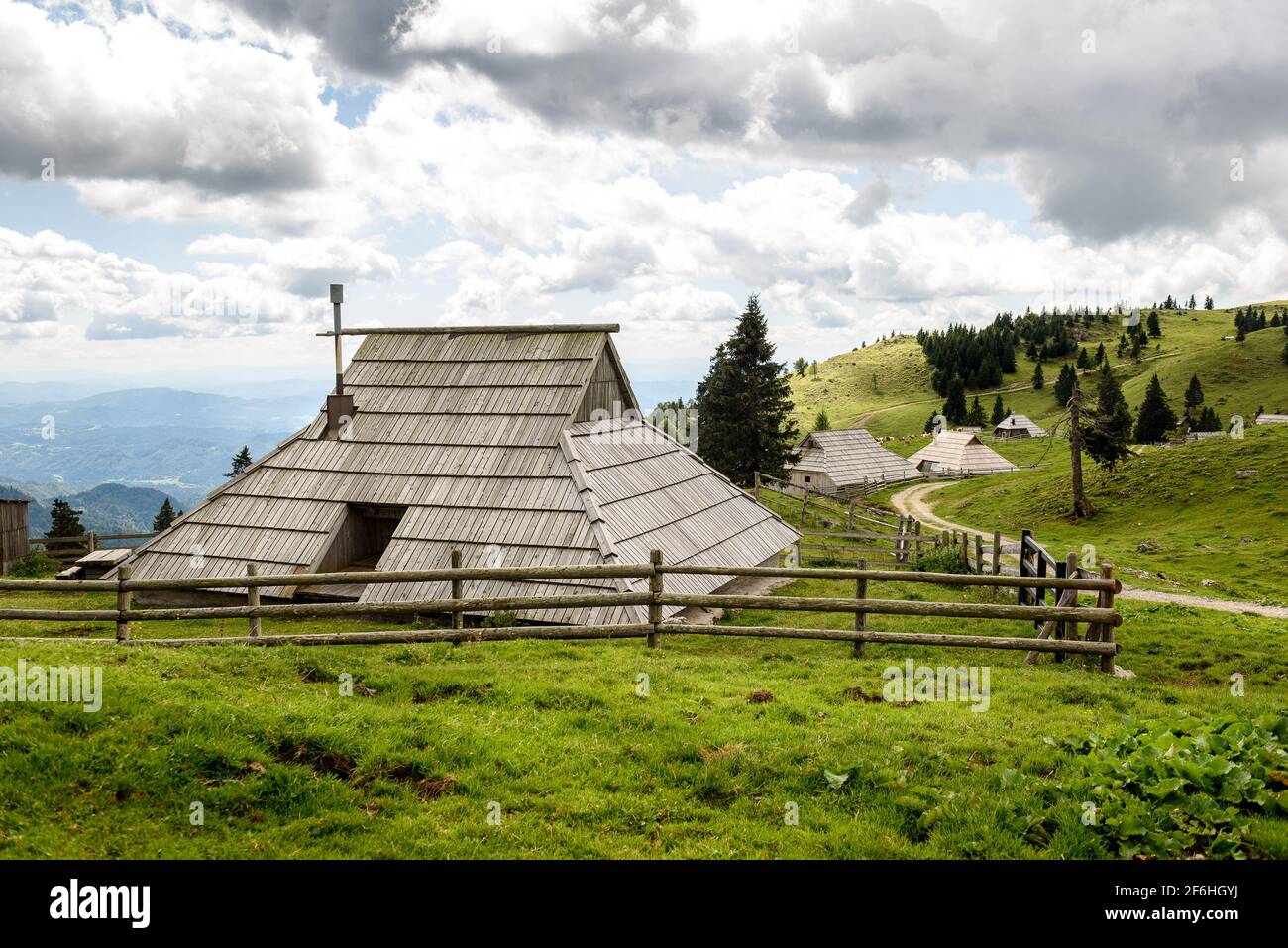 Berghütte oder Haus auf idyllischem Hügel Velika Planina. Bio Öko Landwirtschaft gesundes Leben auf Mala Planina oder Velika Planina. Reiseziel für f Stockfoto