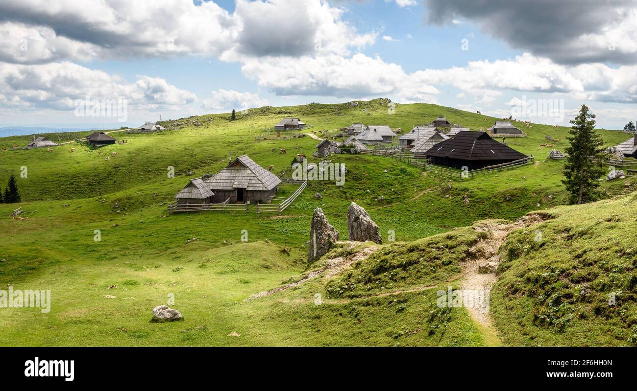 Berghütte oder Haus auf idyllischem Hügel Velika Planina. Bio Öko Landwirtschaft gesundes Leben auf Mala Planina oder Velika Planina. Reiseziel für f Stockfoto