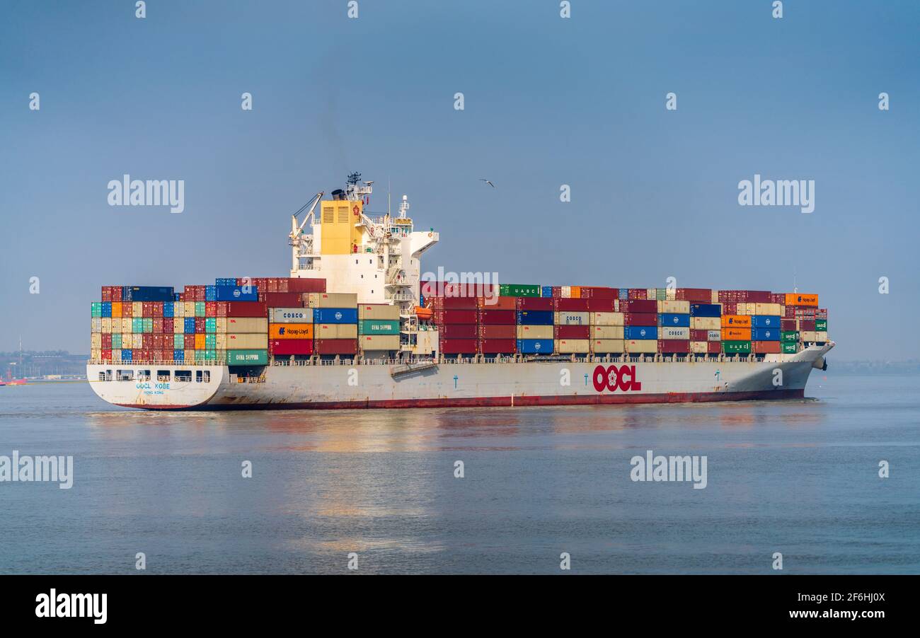 OOCL Kobe Containerschiff fährt in den Hafen von Felixstowe ein. Das in Hongkong registrierte OOCL Kobe Containerschiff wurde 2007 gebaut. Stockfoto
