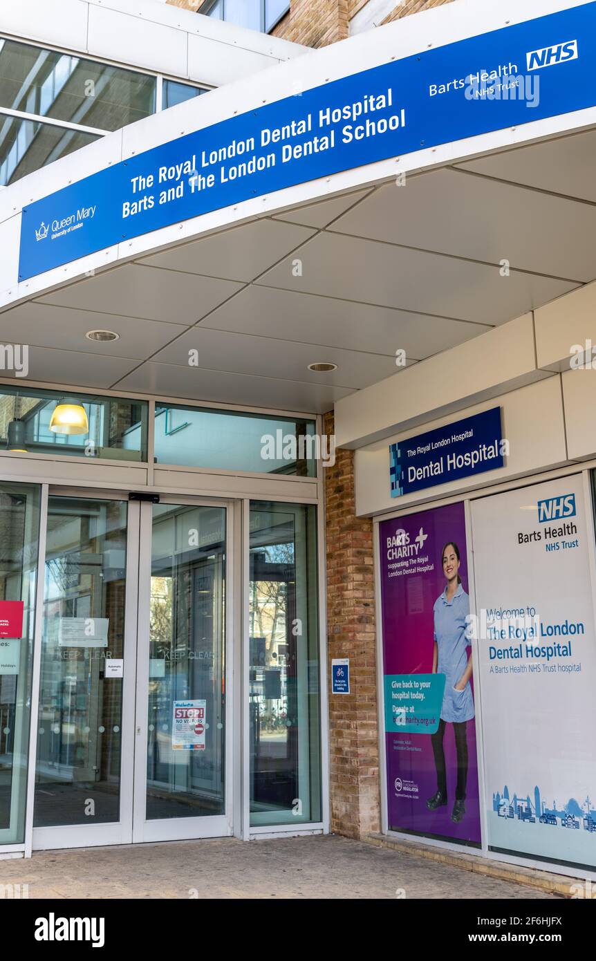 Der Eingang und das Namensschild des Royal London Hospital in Whitechapel. Stockfoto