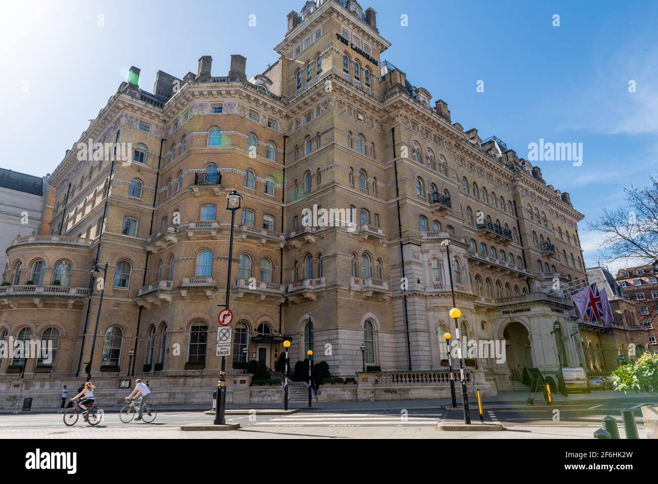 Blick auf die Straße des Langham Hotels in der Regent Street, einem 5-Sterne-Luxushotel im großen traditionellen Architekturstil. Stockfoto