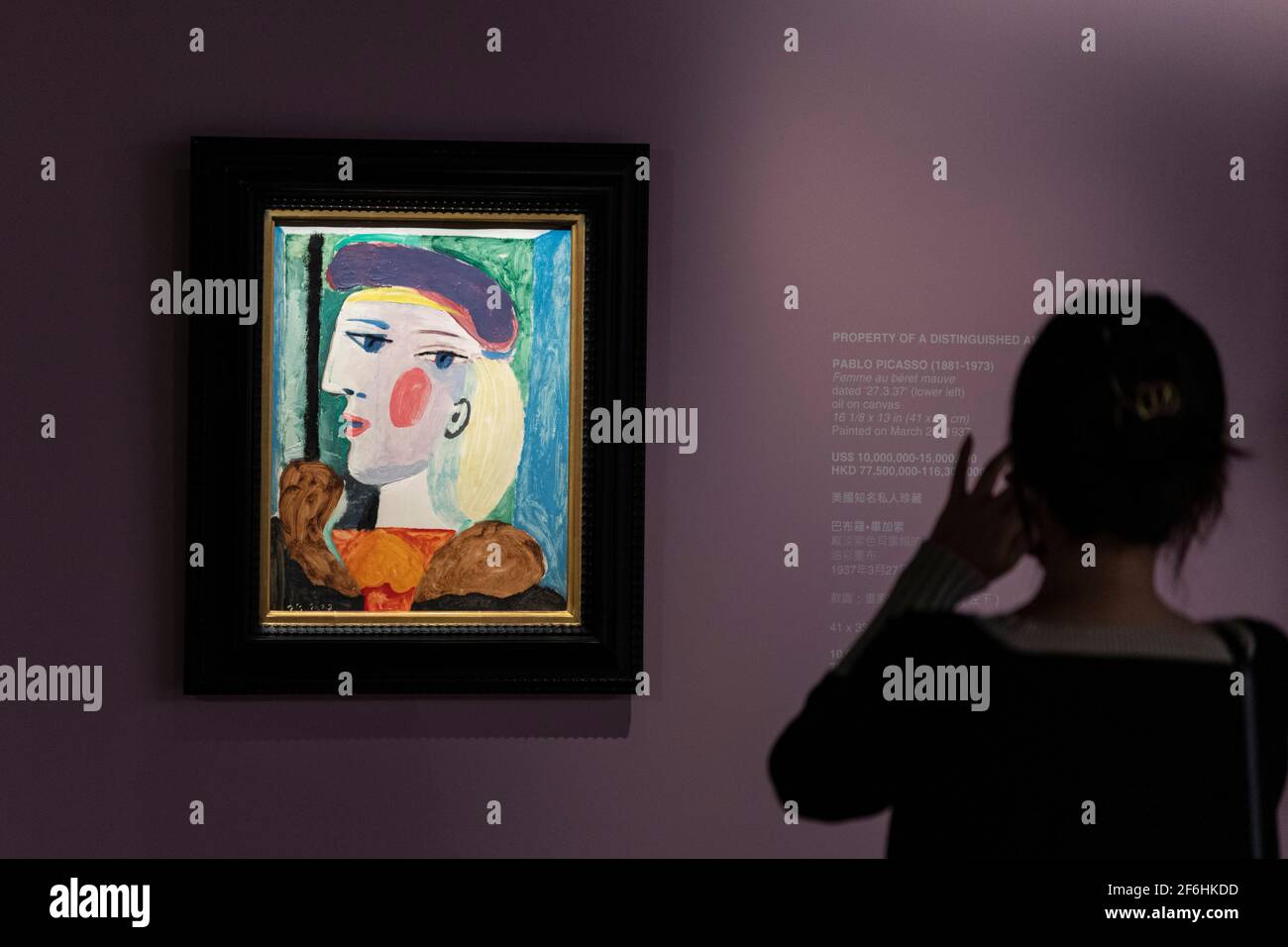 HONGKONG, CHINA: 1. APRIL 2021. Pablo Picassos Gemälde „Femme au Béret Mauve“ ist vor dem Verkauf in New York im Mai 2021 in der Bonham Gallery in Admiralty Hong Kong zu sehen. Das Gemälde von Picassos größter Muse Mare-Thérèse Walter ist auf einer Welttournee, um Käufer anzuziehen, die vor Hongkong in London und Paris waren. Für das Meisterwerk wird ein Preis von ca. 5-15 Millionen USD geschätzt. Alamy Live Nachrichten/Jayne Russell Stockfoto