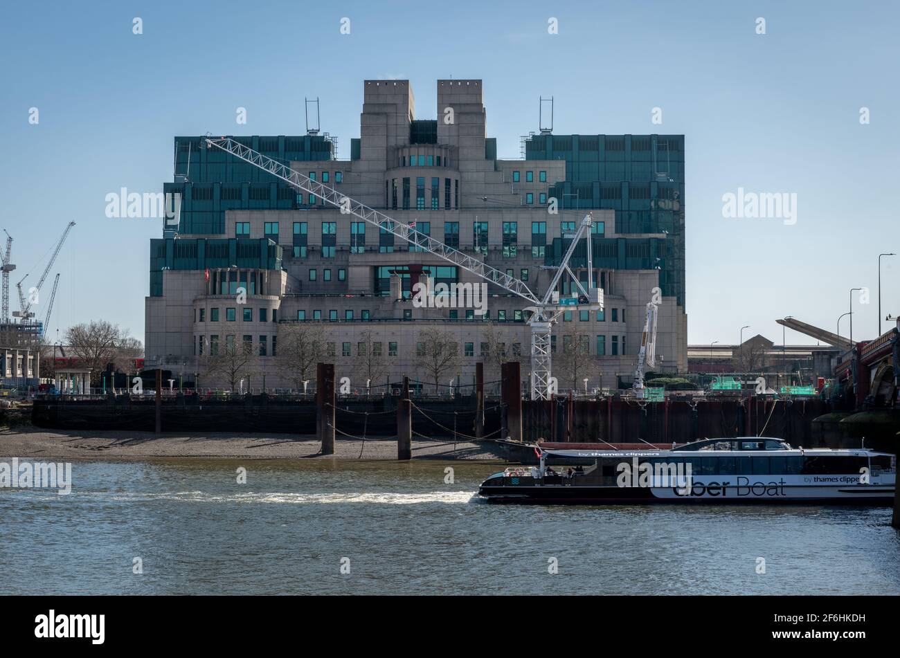 Außenansicht des Hauptquartiers von MI6, dem britischen Geheimdienst für ausländische Geheimdienste. Stockfoto
