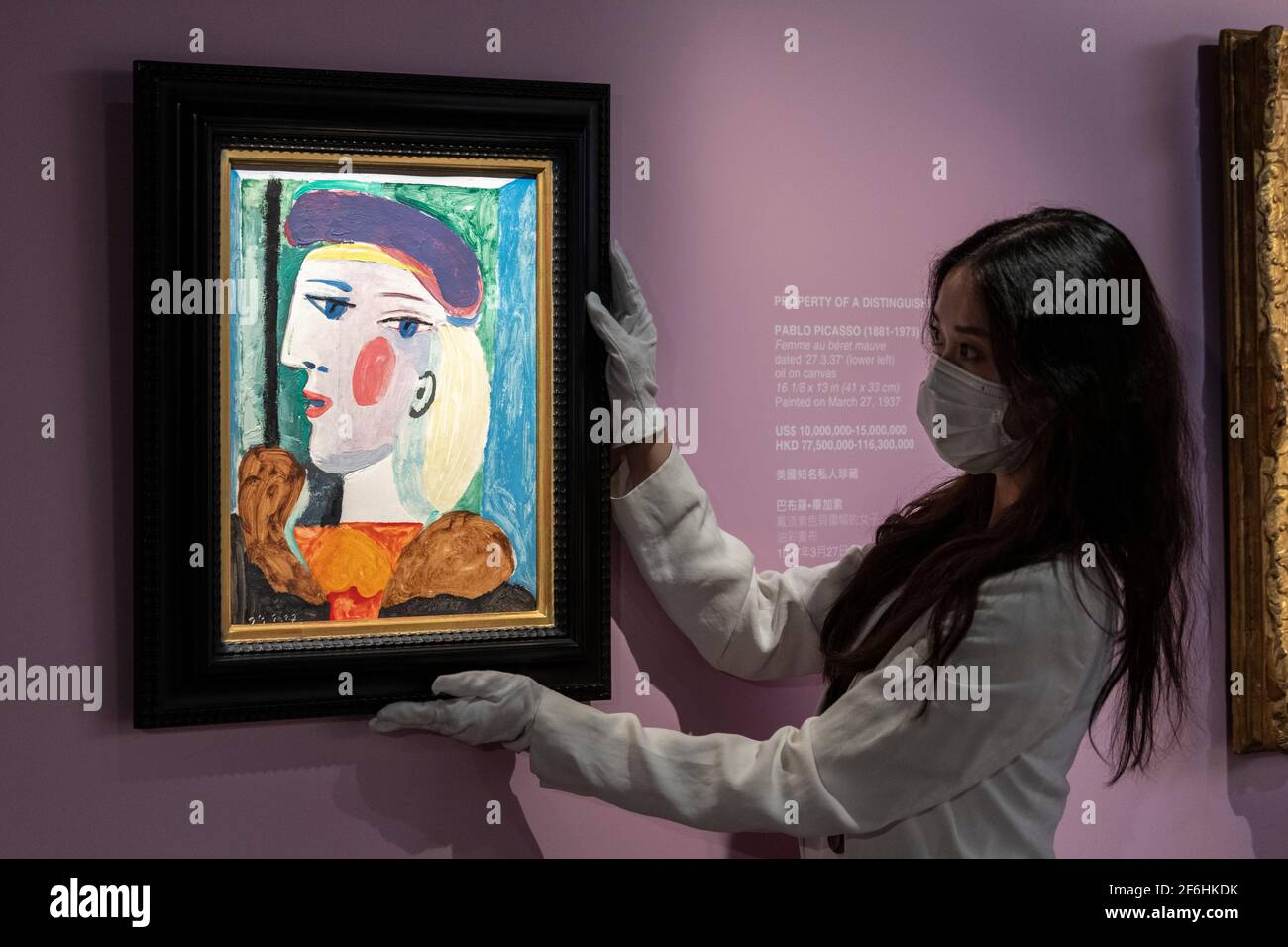 HONGKONG, CHINA: 1. APRIL 2021. Cristina Wang, Spezialistin für moderne und zeitgenössische Kunst, stellt das Gemälde „Femme au Béret Mauve“ von Pablo Picasso vor dem Verkauf in New York im Mai 2021 in der Bonham Gallery in Admiralty Hong Kong vor. Das Gemälde von Picassos größter Muse Mare-Thérèse Walter ist auf einer Welttournee, um Käufer anzuziehen, die vor Hongkong in London und Paris waren. Für das Meisterwerk wird ein Preis von ca. 5-15 Millionen USD geschätzt. Alamy Live Nachrichten/Jayne Russell Stockfoto