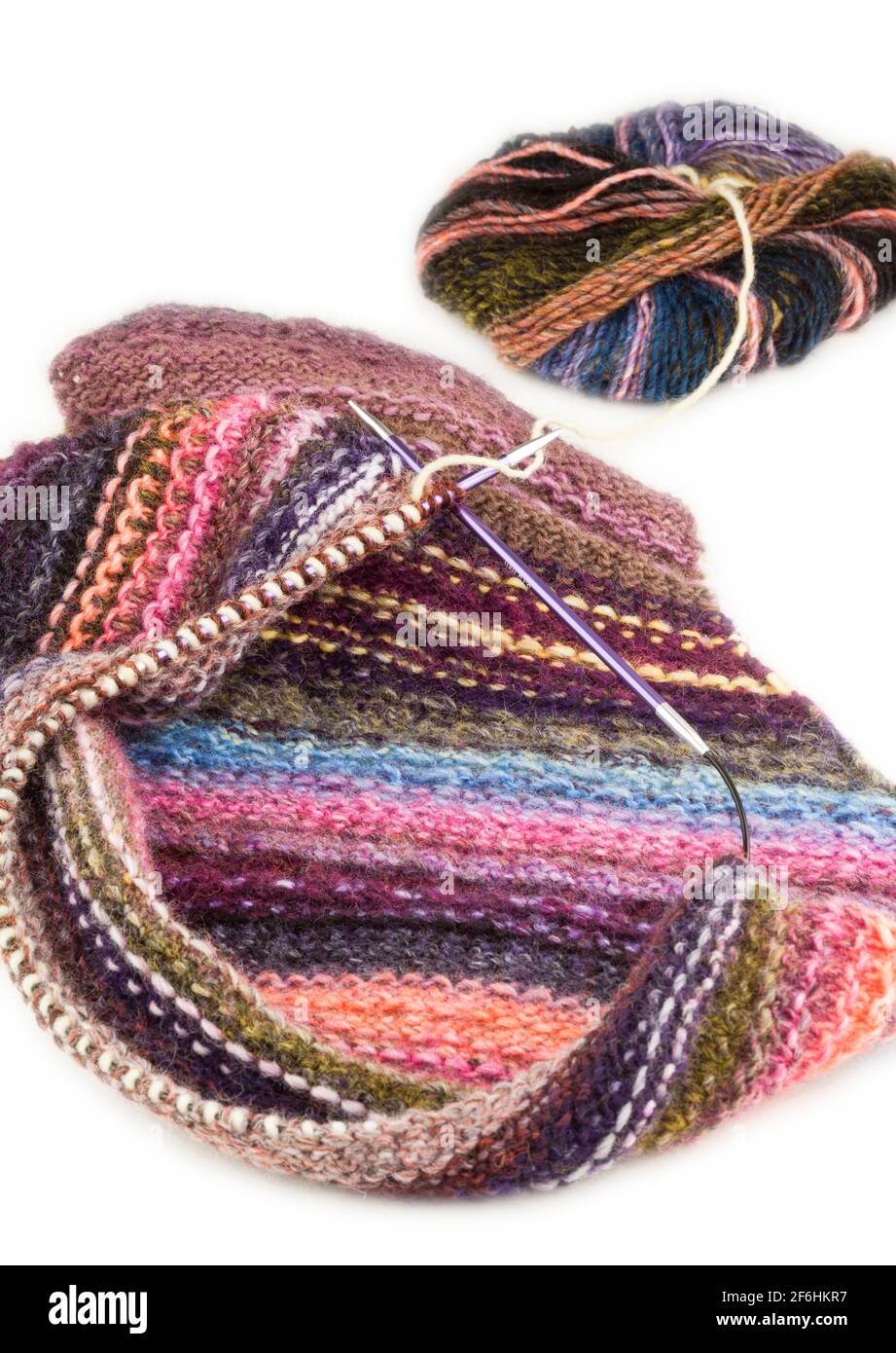 Stricken mit Rundnadeln und Garn Stockfoto