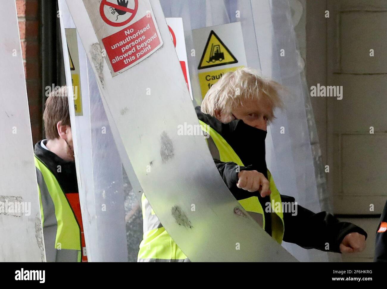 Premierminister Boris Johnson bei einem Besuch im B&Q-Geschäft in Middlesbrough. Rund zwei Millionen der am niedrigsten bezahlten Arbeitnehmer im Vereinigten Königreich werden ab Donnerstag eine Gehaltserhöhung erhalten, die mit einer Erhöhung der gesetzlichen Mindestlöhne verbunden ist. Bilddatum: Donnerstag, 1. April 2021. Stockfoto