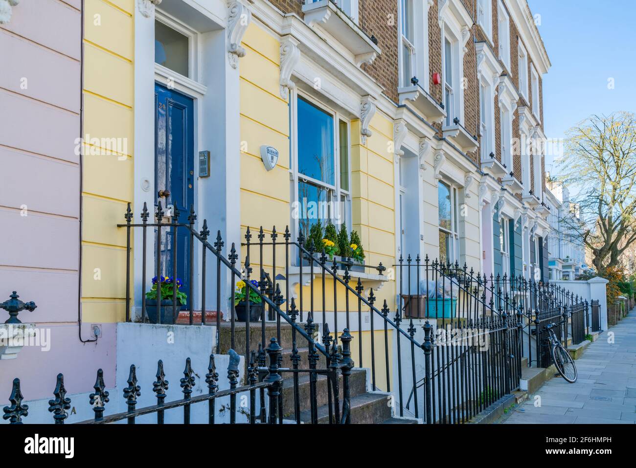 LONDON, Großbritannien - 29. MÄRZ 2021: Farbenfrohe Reihenhäuser an der Chalcot Road im Großraum London Urban von Primrose Hill. Die Gegend ist oft wir Stockfoto