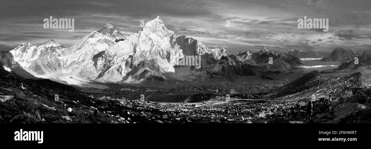 Abends schwarz-weiß Panoramablick auf Everest und Nuptse Von Kala Patthar - Trekking zum Everest-Basislager - Nepal Stockfoto