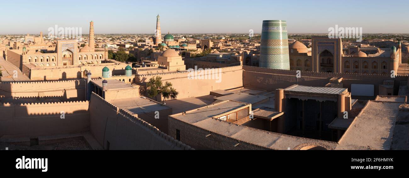 Panoramablick auf Chiwa (Chiva, Heva, Xiva, Chiwa, Khiveh) - Provinz Xorazm - Usbekistan - Stadt an der Seidenstraße Stockfoto