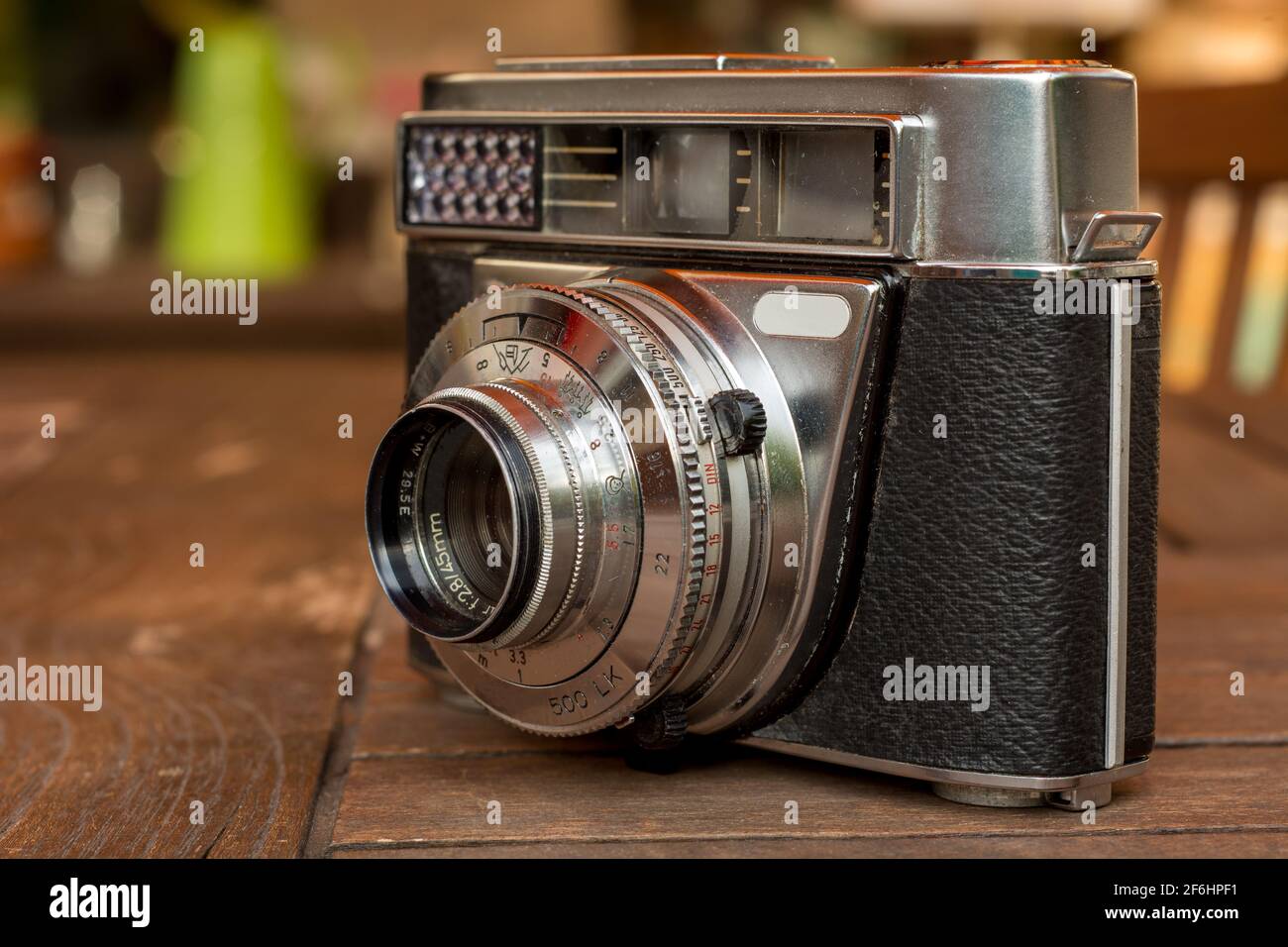 Alte analoge Kamera in Silber mit Ledertasche und Blitz In gutem Zustand Stockfoto