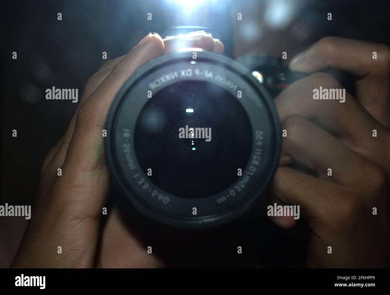 Foto eines Nikon DSLR-Objektivs mit aufhellenden Blitzen. Stockfoto