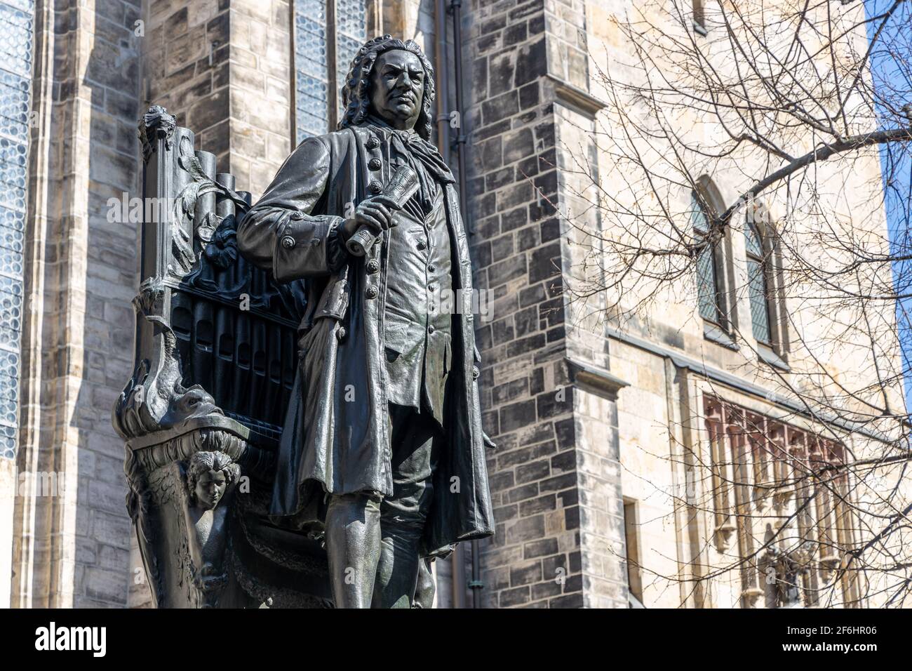 Leipzig, Sachsen, Deutschland, 03-31-2021 Denkmal des Thomaskantors und Komponisten Johann Sebastian Bach vor der Thomaskirche Stockfoto