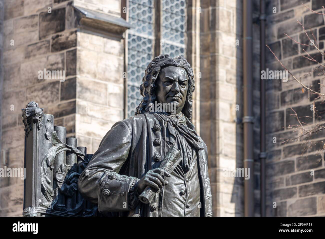 Leipzig, Sachsen, Deutschland, 03-31-2021 Denkmal des Thomaskantors und Komponisten Johann Sebastian Bach vor der Thomaskirche Stockfoto
