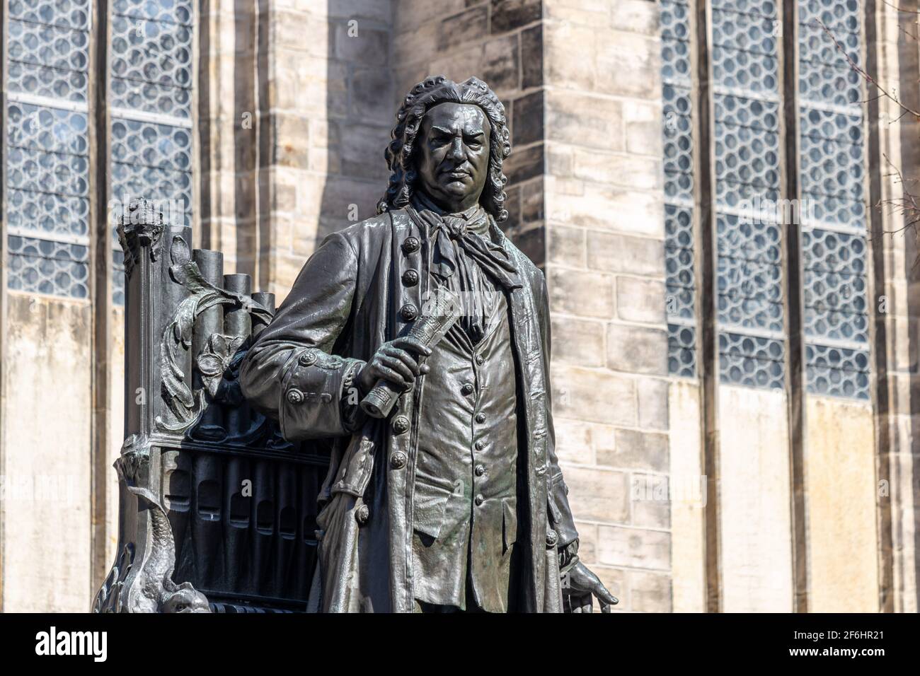 Leipzig, Sachsen, Deutschland, 03-31-2021 Denkmal des Thomaskantors und Komponisten Johann Sebastian Bach vor der Thomaskirche Stockfoto