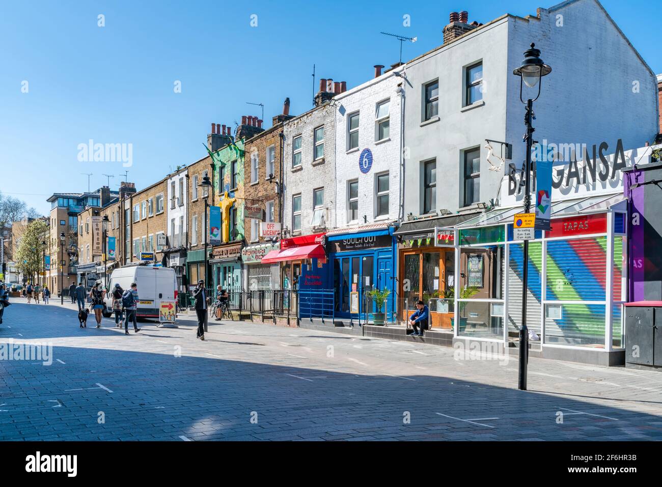 LONDON, Großbritannien - 29 2021. MÄRZ: Blick auf die Inverness Street mit einer Reihe von Geschäften in Camden Town - einem berühmten Viertel im Nordwesten Londons und einem der populärsten Stockfoto