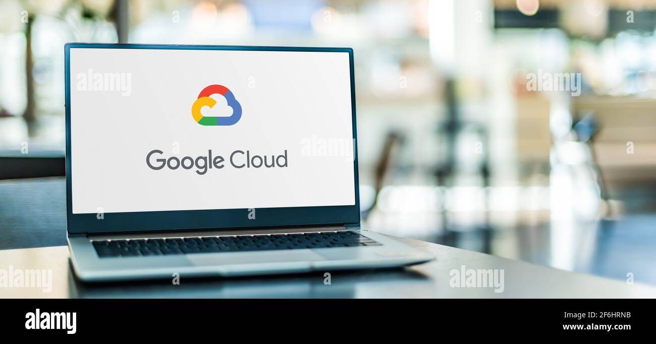 POSEN, POL – 6. FEBRUAR 2021: Laptop-Computer mit Logo der Google Cloud Platform (GCP), angeboten von Google Stockfoto