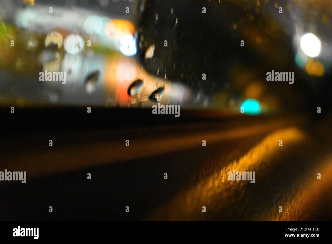 Seitenspiegel und Innenraum des Autos mit Regentropfen sammeln sich außerhalb des Autos bei sintflutartigen Regen. Aufgenommen während der Überschwemmungen in Sydney im März 2021 Stockfoto