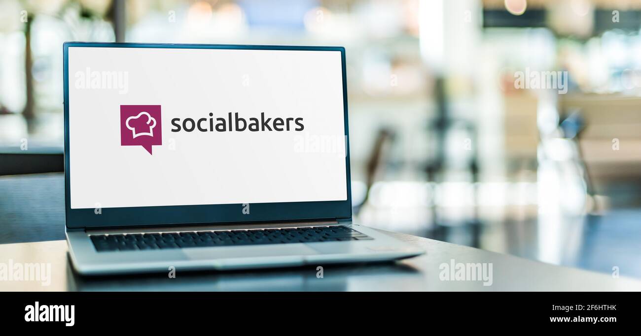 POZNAN, POL – 6. FEB 2021: Laptop-Computer mit Logo von Socialbakers, einem globalen KI-basierten Social-Media-Marketing-Unternehmen, das eine Marketing-Sa Stockfoto