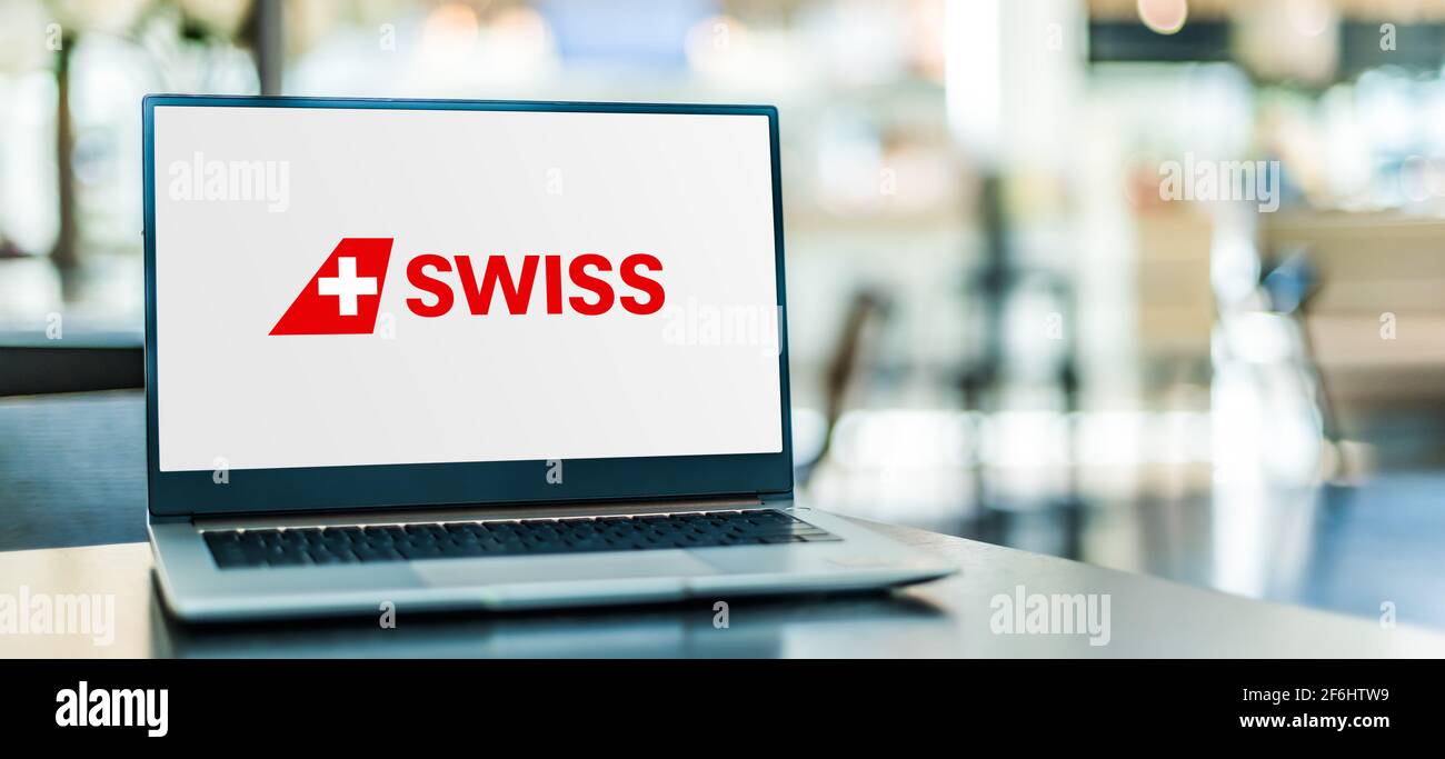 POZNAN, POL - 15. MÄRZ 2021: Laptop-Computer mit Logo von Swiss Air Lines, der Schweizer Flaggengesellschaft Stockfoto
