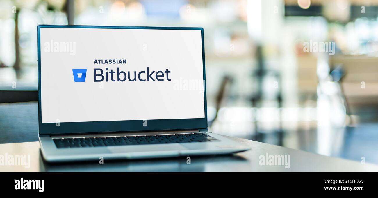 POZNAN, POL – 24. MÄRZ 2021: Laptop-Computer mit Logo von Bitbucket, einem Git-basierten Quellcode-Repository-Hosting-Service von Atlassian Stockfoto