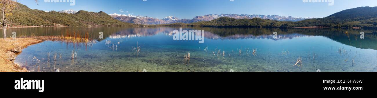 Panoramablick auf Rara Daha oder Mahendra Tal See - Rara Trek - West Nepal Stockfoto