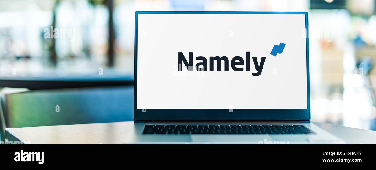 POZNAN, POL - 6. FEB 2021: Laptop-Computer mit Logo von nämlich, einem amerikanischen Software-Unternehmen, das Personalmanagement-Tools für Bus bietet Stockfoto