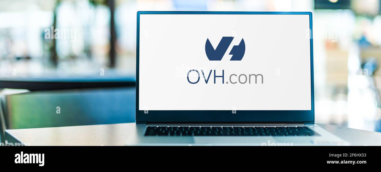 POZNAN, POL – 15. MÄRZ 2021: Laptop-Computer mit Logo von OVH, einem französischen Cloud-Computing-Unternehmen, das VPS, dedizierte Server und andere Unternehmen anbietet Stockfoto