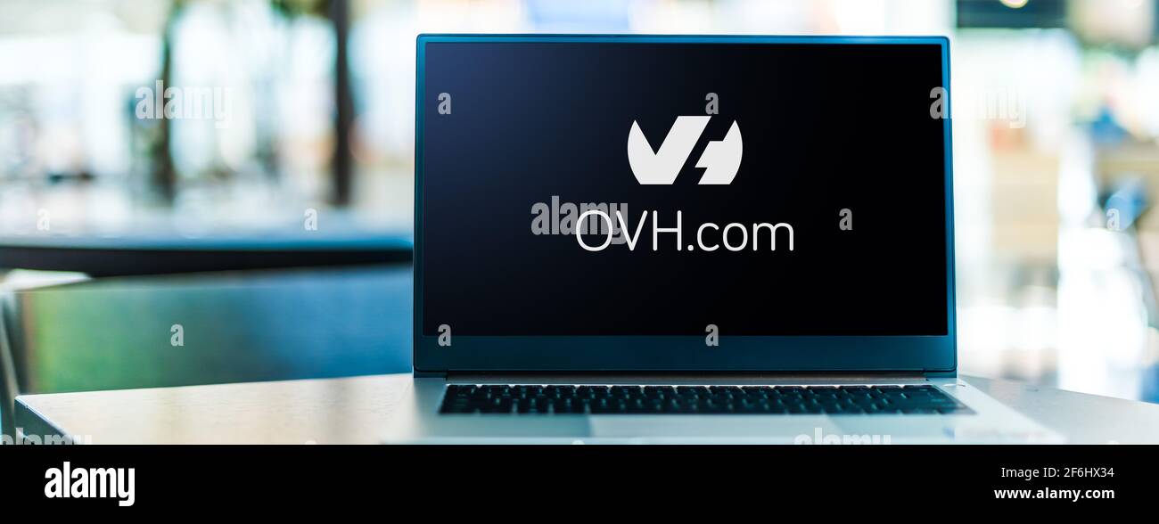 POZNAN, POL – 15. MÄRZ 2021: Laptop-Computer mit Logo von OVH, einem französischen Cloud-Computing-Unternehmen, das VPS, dedizierte Server und andere Unternehmen anbietet Stockfoto