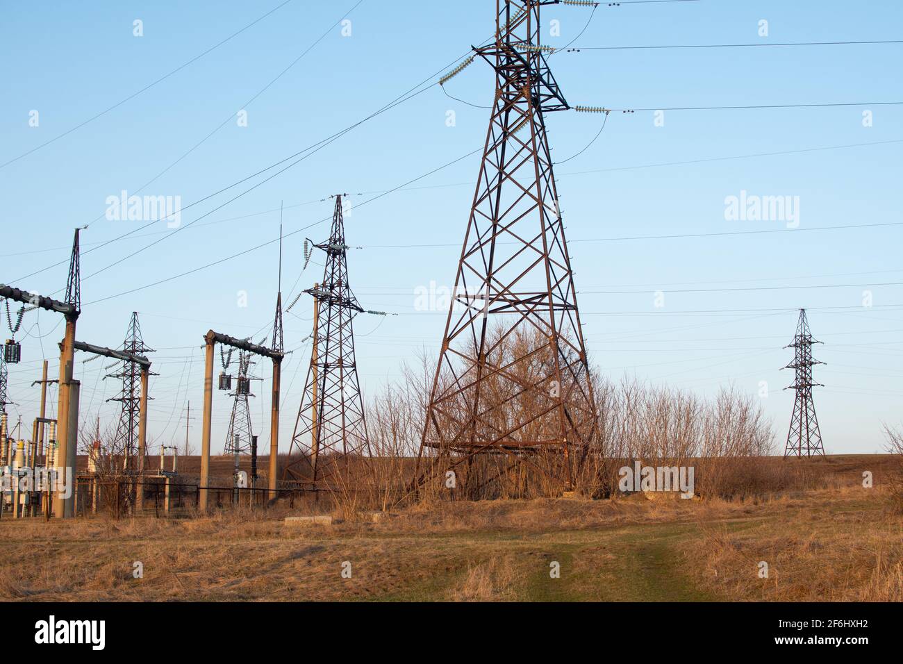 Türme von Hochspannungsleitungen. Umspannwerk Stockfoto