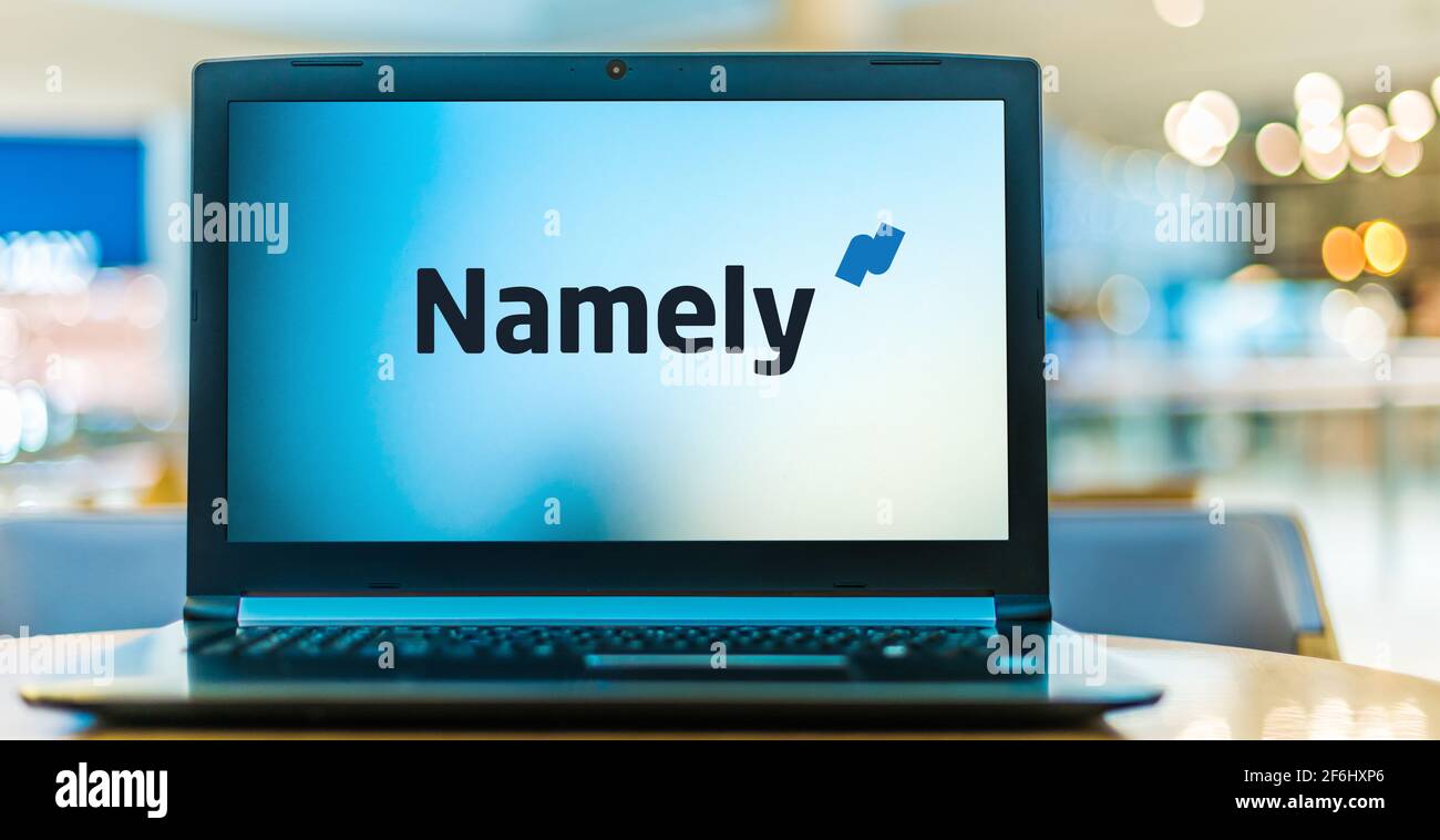POZNAN, POL - 6. FEB 2021: Laptop-Computer mit Logo von nämlich, einem amerikanischen Software-Unternehmen, das Personalmanagement-Tools für Bus bietet Stockfoto