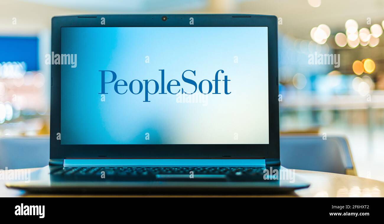 POZNAN, POL – 6. FEBRUAR 2021: Laptop-Computer mit Logo von PeopleSoft, einem Softwareentwickler, der seit 2005 im Besitz der Oracle Corporation ist Stockfoto