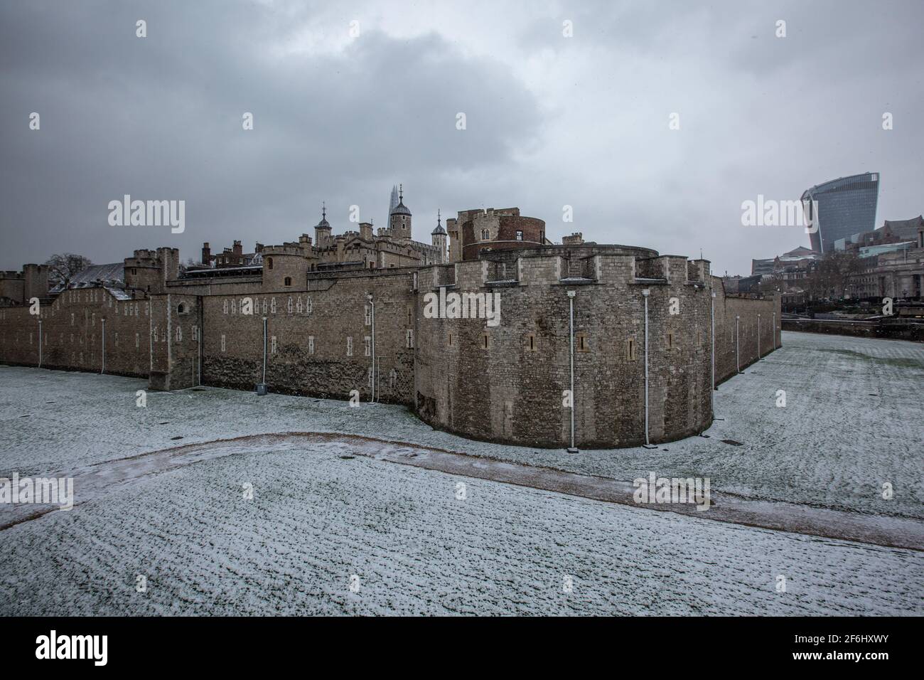 Der Tower of London hatte einen Teppich im Schnee, als während des Sturms Darcy, London, England, Großbritannien, die eisigen Temperaturen London trafen Stockfoto