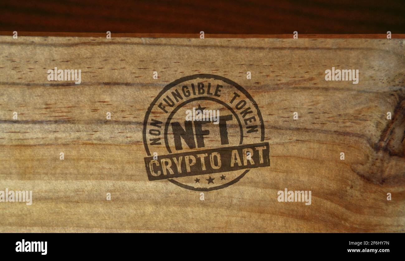 NFT Crypto Kunststempel auf Holzkiste gedruckt. Nicht fungibles Token für einzigartige Sammlerstücke, Blockchain und Artwork-Selling-Technologiekonzept. Stockfoto