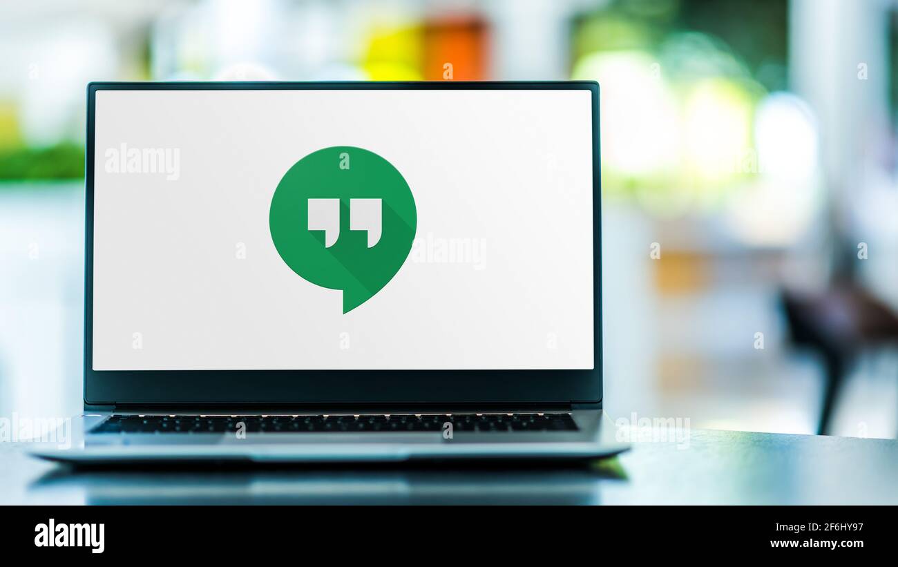 POZNAN, POL - SEP 23, 2020: Laptop-Computer mit Logo von Google Hangouts, einer von Google entwickelten Kommunikationssoftware Stockfoto