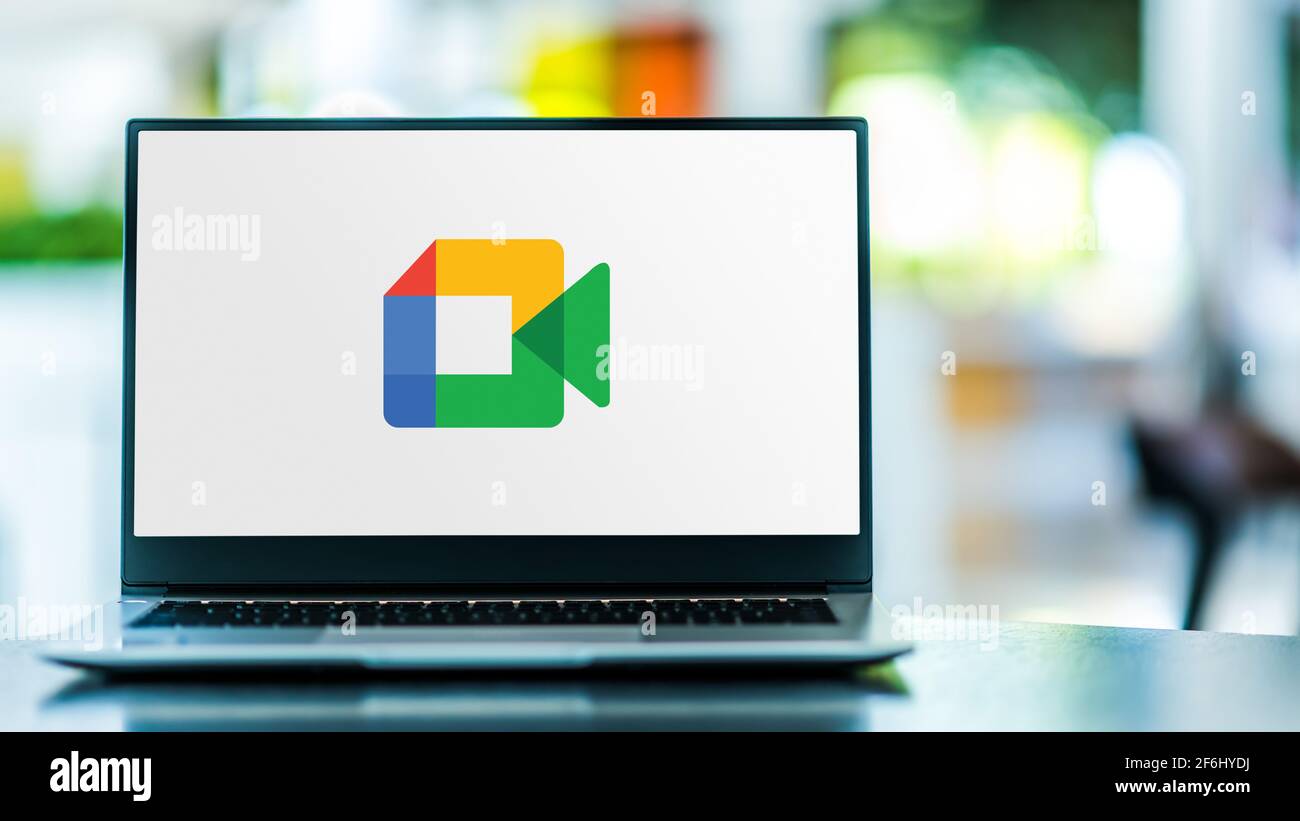 POZNAN, POL - 6. FEBRUAR 2021: Laptop-Computer mit Logo von Google Meet, einem von Google entwickelten Videokommunikationsdienst Stockfoto