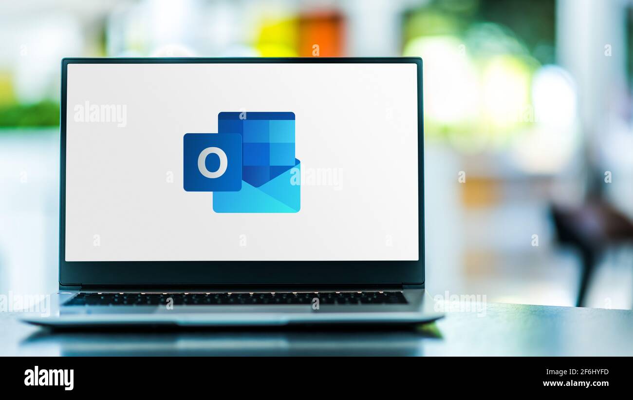 POZNAN, POL - 6. FEBRUAR 2021: Laptop-Computer mit dem Logo des Microsoft Outlook-Programms, das Teil der von entwickelten Office-Software und -Dienste ist Stockfoto