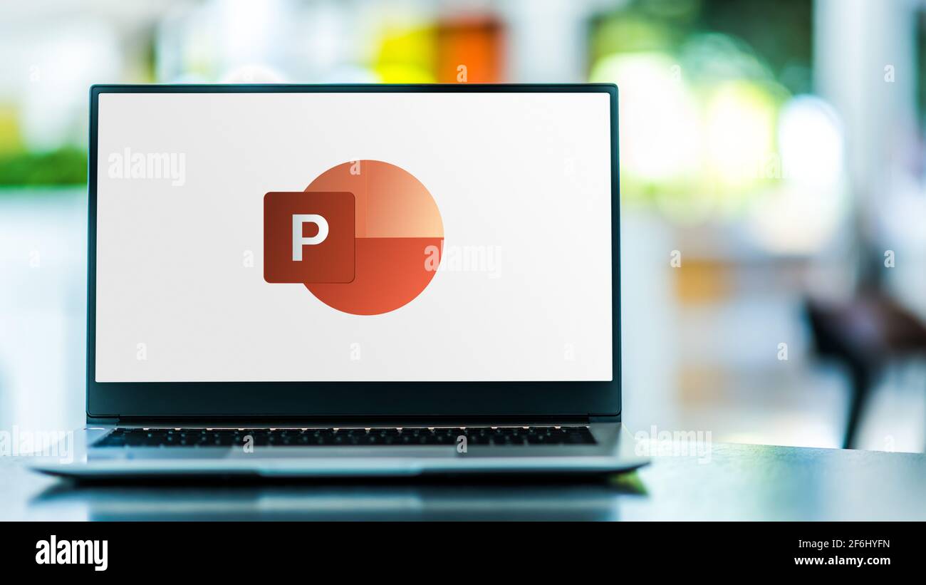 POZNAN, POL - 6. FEB 2021: Laptop-Computer mit Logo von Microsoft PowerPoint, einem Präsentationsprogramm, Teil der Office-Familie Software und ser Stockfoto