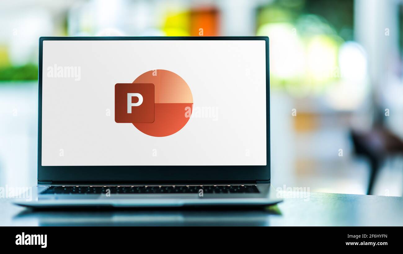 POZNAN, POL - 6. FEB 2021: Laptop-Computer mit Logo von Microsoft PowerPoint,  einem Präsentationsprogramm, Teil der Office-Familie Software und ser  Stockfotografie - Alamy