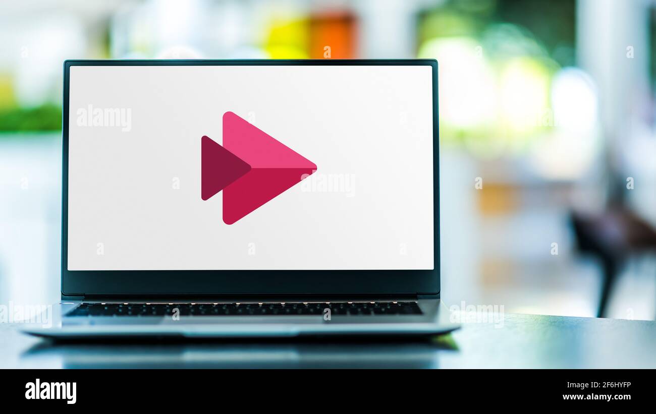 POZNAN, POL – 6. FEBRUAR 2021: Laptop-Computer mit Logo von Microsoft Stream, einem Video-Sharing-Dienst für Unternehmen Stockfoto