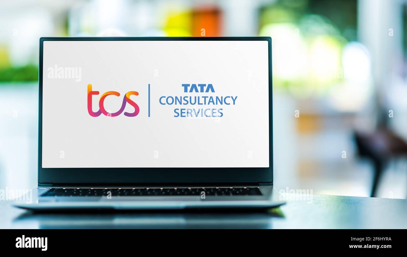 POZNAN, POL - SEP 23, 2020: Laptop-Computer mit Logo von TCS, einem indischen multinationalen IT-Dienstleister und Beratungsunternehmen Stockfoto