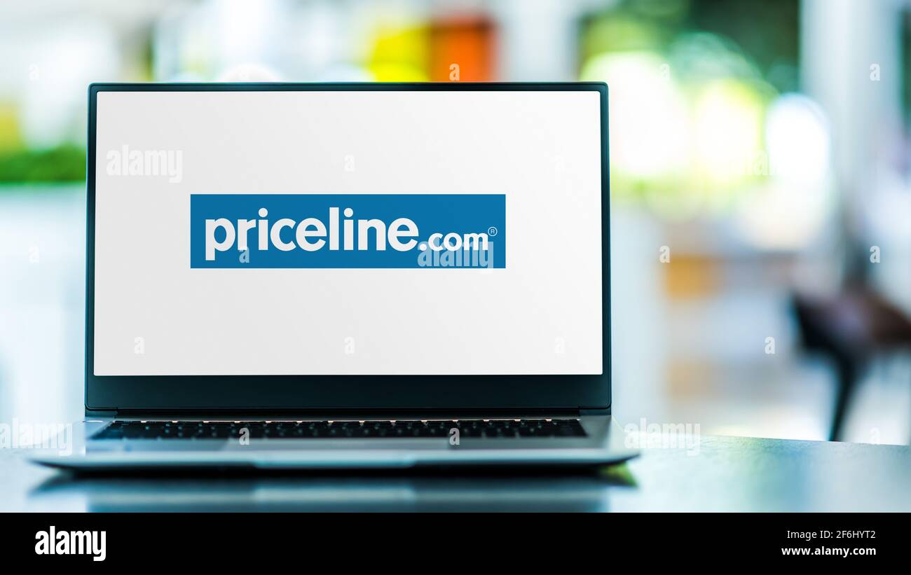 POZNAN, POL - SEP 23, 2020: Laptop-Computer mit Logo von Priceline.com, einem Online-Reisebüro zur Suche nach Rabatten für reisebezogene pu Stockfoto